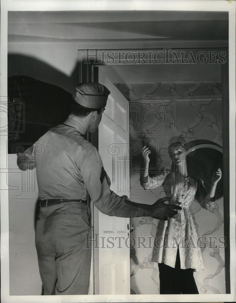 1946 Press Photo Corporal Hugh Horner greets mannequin in New York apartment