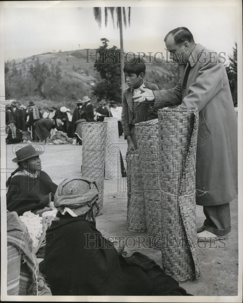 1950 Press Photo Travel Author Temple Fielding buys Indian Handwoven mats