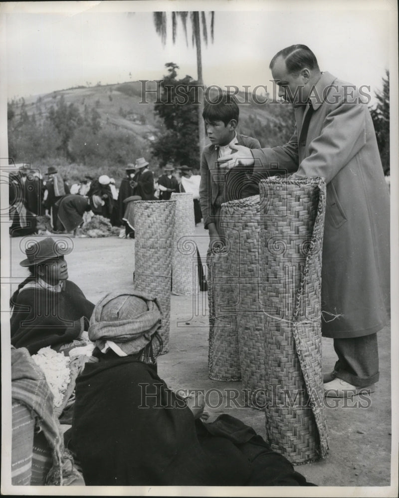 Load image into Gallery viewer, 1950 Press Photo Travel Author Temple Fielding buys Indian Handwoven mats
