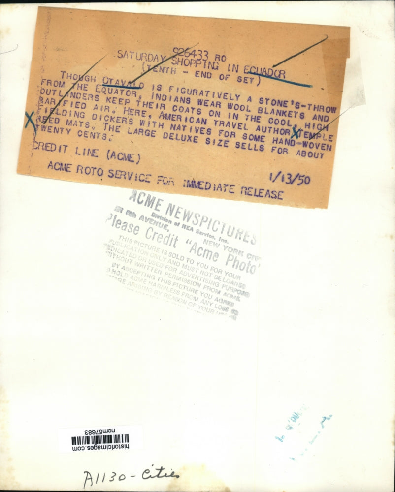 1950 Press Photo Travel Author Temple Fielding buys Indian Handwoven mats