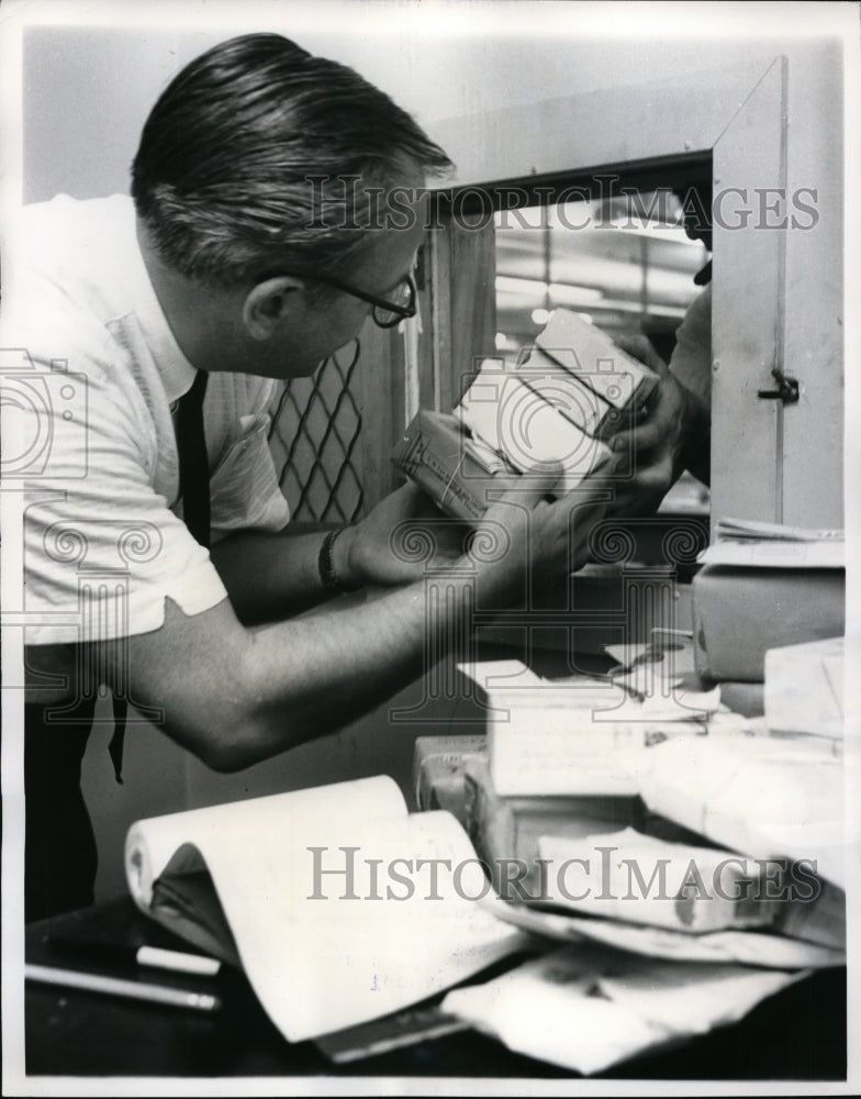 1962 Press Photo Thomas Robie of United States Customs accepts diamond packages- Historic Images