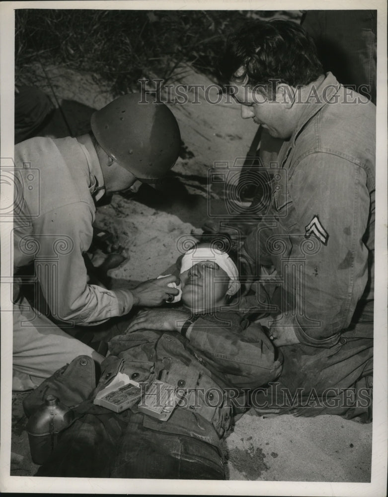 Load image into Gallery viewer, 1949 Press Photo American Soldiers help wounded comrades - nem57845
