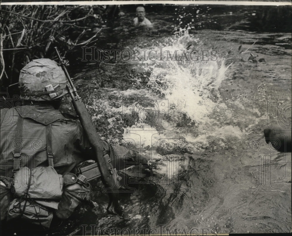 1965 Press Photo A soldier plunges into water for a quicker mobility - nem57975- Historic Images