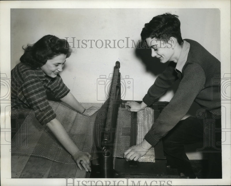 Load image into Gallery viewer, 1944 Press Photo Philip Henderson &amp; Helen Squires cut wire mesh to size
