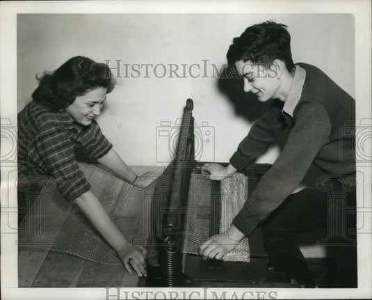 1944 Press Photo Philip Henderson & Helen Squires cut wire mesh to size
