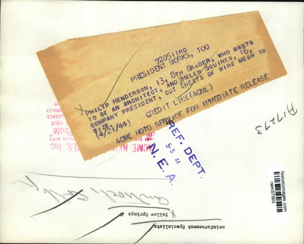 1944 Press Photo Philip Henderson & Helen Squires cut wire mesh to size