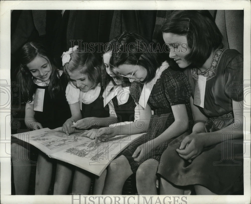 1942 Press Photo School girls enjoy looking at the picture for Research Work