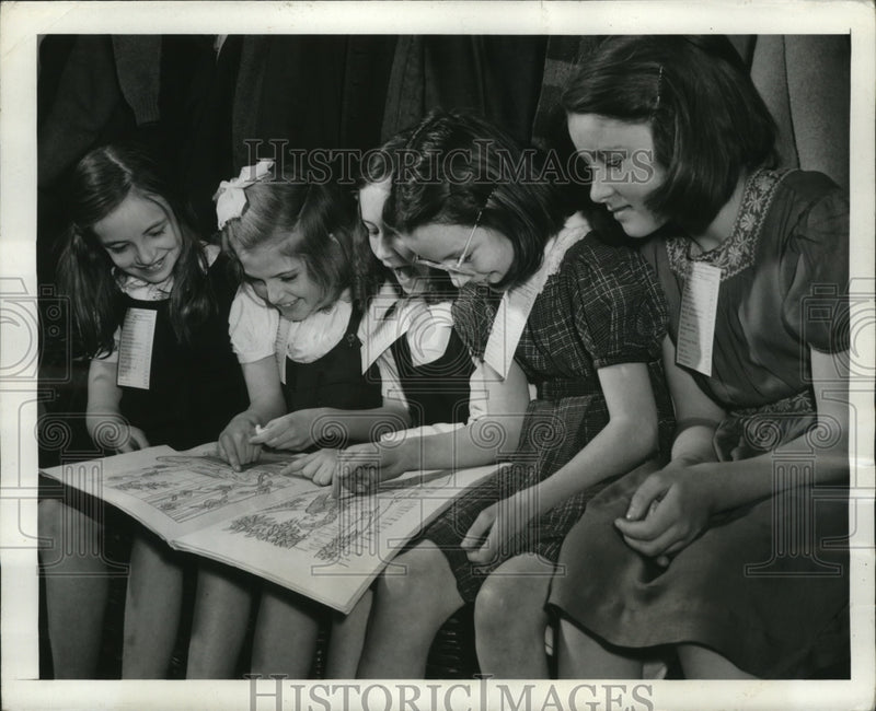 Load image into Gallery viewer, 1942 Press Photo School girls enjoy looking at the picture for Research Work

