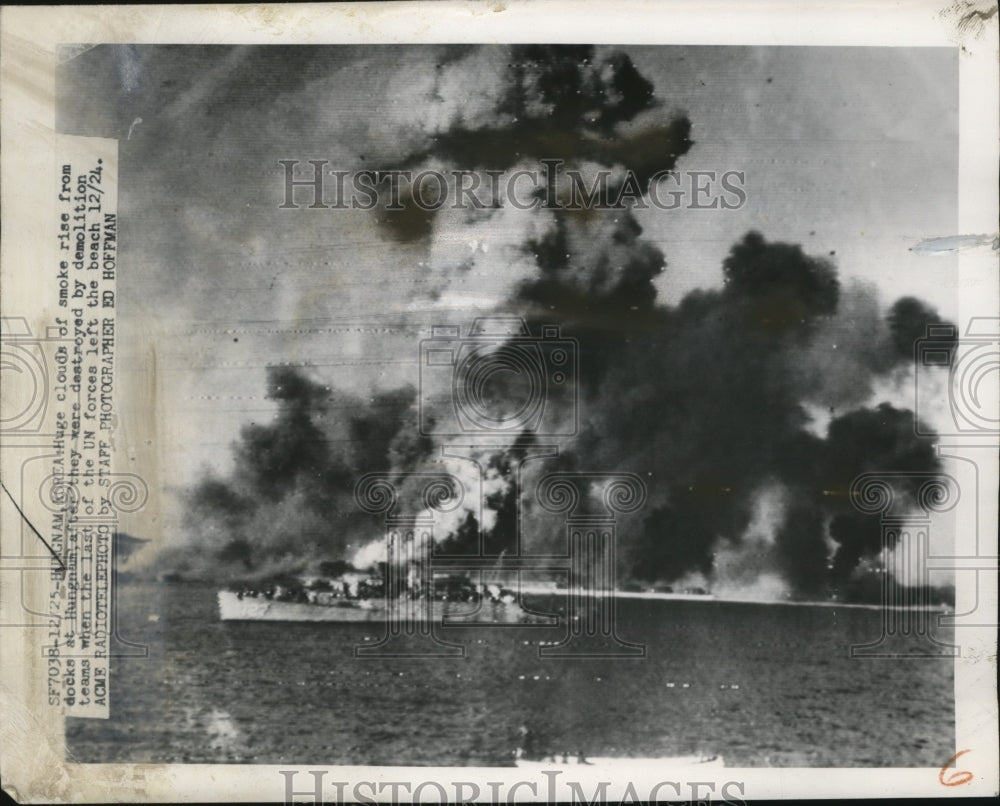 1951 Press Photo Black smoke rises from the demolition of the Hungnam Docks