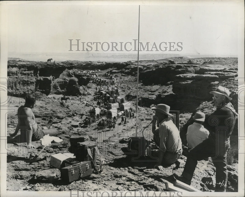 Load image into Gallery viewer, 1946 Press Photo Asst Michael Moore &amp; director Farrow on set for Caloifornia
