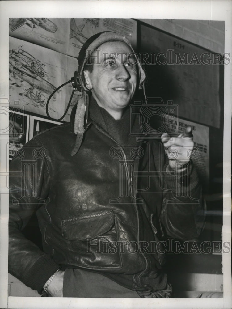 1944 Press Photo Capt Henry Wojdyla Safely Returns to His Base in England