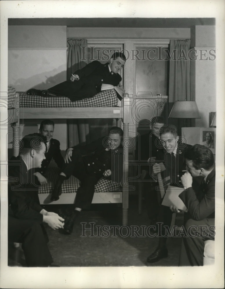 1941 Press Photo Middies in Naval School Relax During Downtime - nem58534