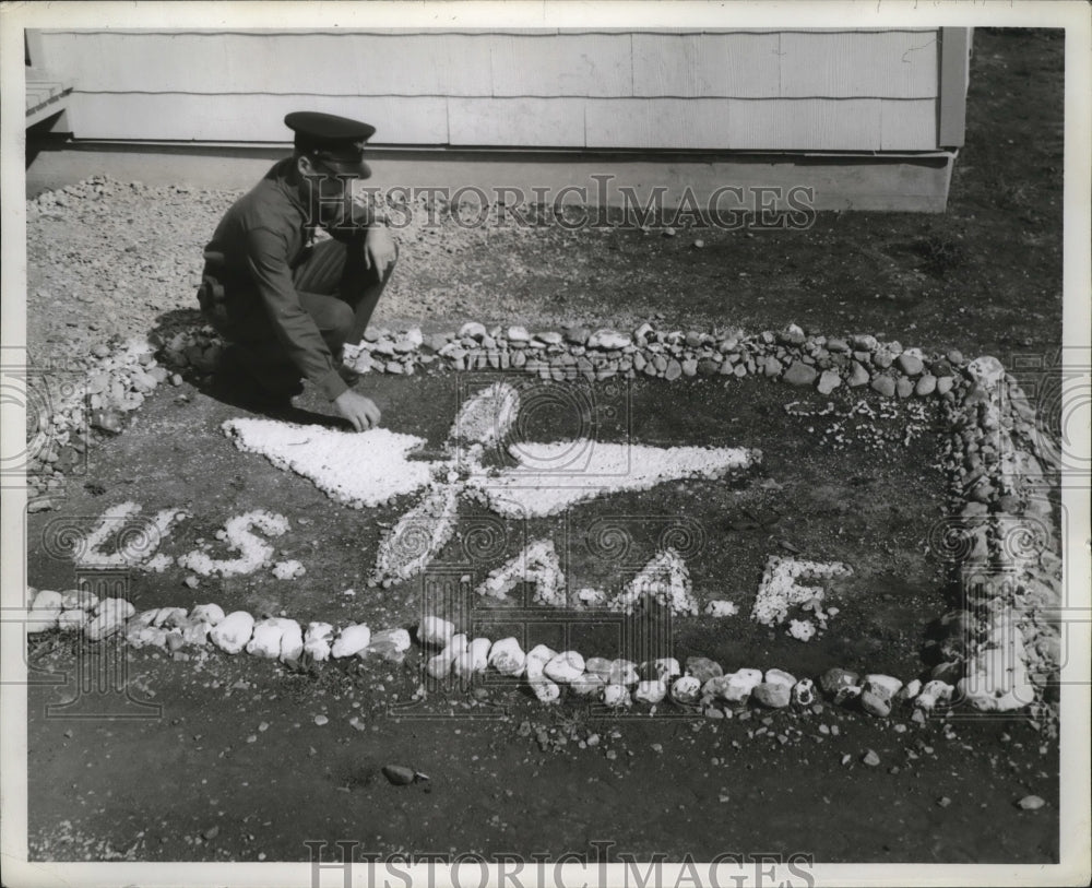 1943 Press Photo Aviation Cadet CG Walton looks at new wings design - nem58633