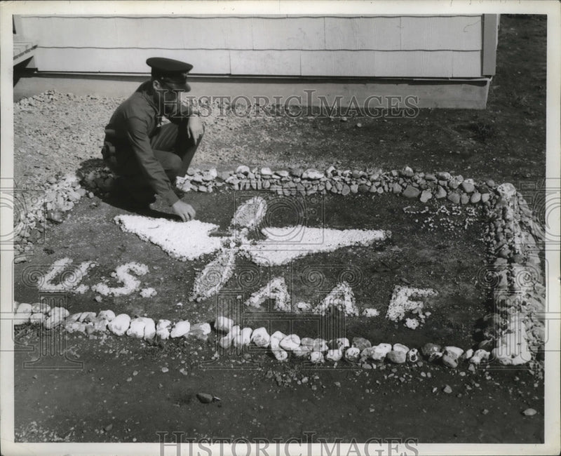 Load image into Gallery viewer, 1943 Press Photo Aviation Cadet CG Walton looks at new wings design - nem58633

