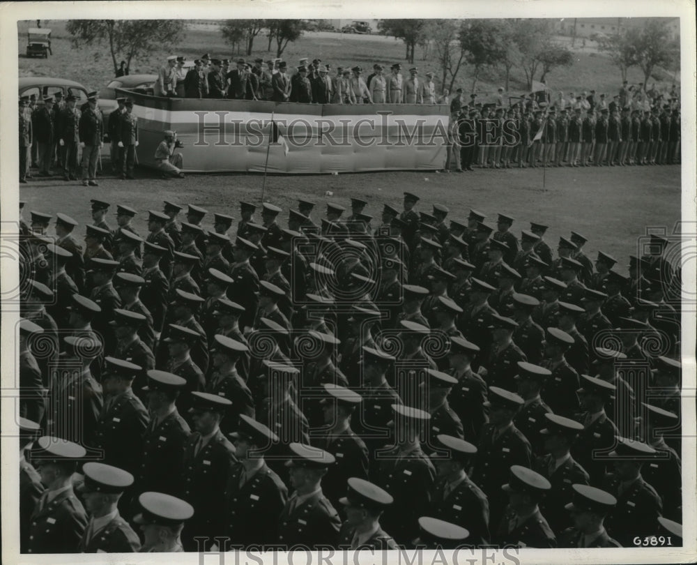 1943 Press Photo Airmen at the San Antonio Aviation Cadet Center pass review