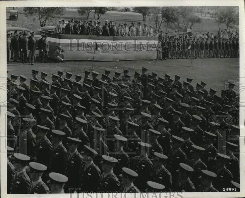 Load image into Gallery viewer, 1943 Press Photo Airmen at the San Antonio Aviation Cadet Center pass review
