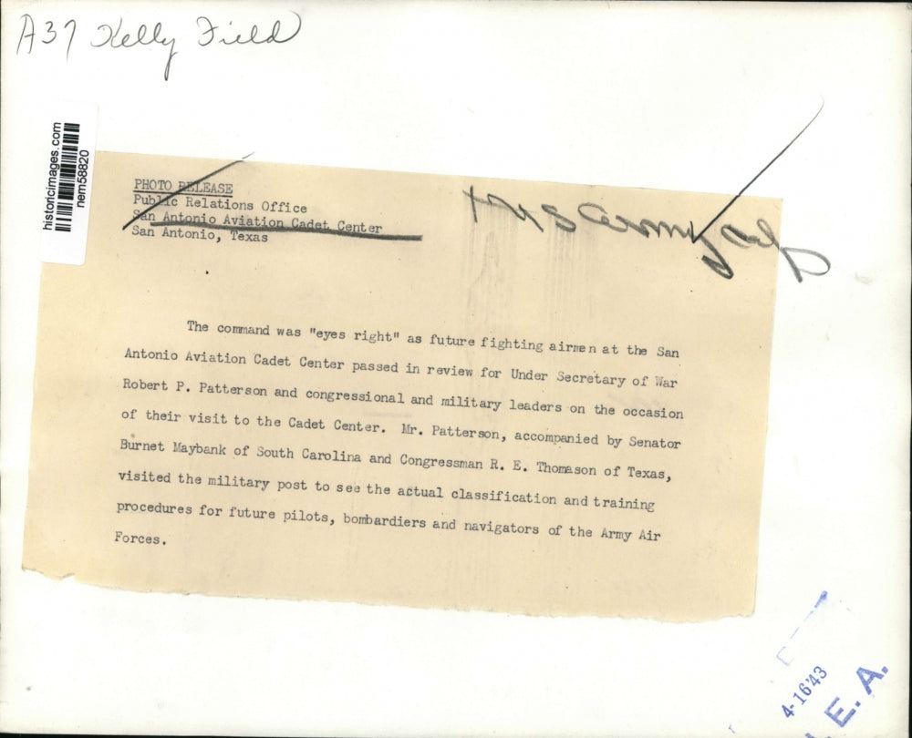 1943 Press Photo Airmen at the San Antonio Aviation Cadet Center pass review