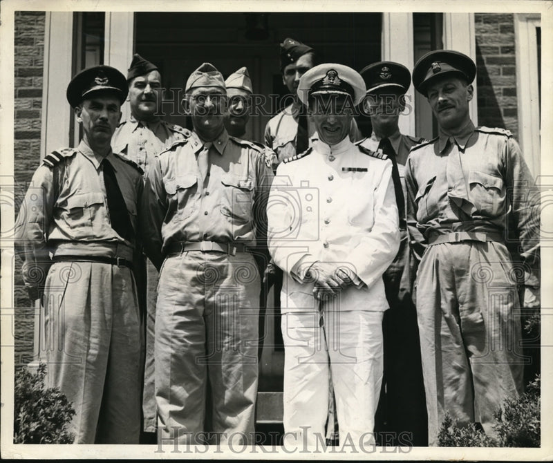 Load image into Gallery viewer, 1942 Press Photo American &amp; British Officers Pose at Fort Knox Officer's Club
