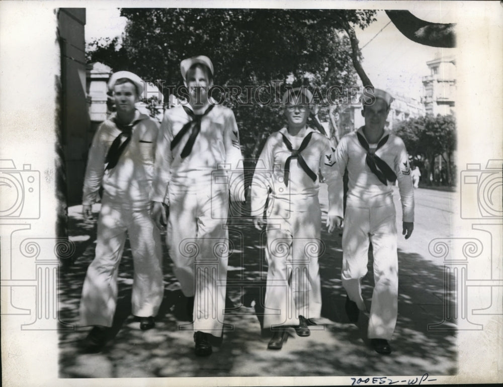 1943 Press Photo U.S. Sailors Stroll Down Street & Take in Sights of Algiers