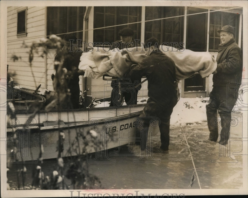 Load image into Gallery viewer, 1948 Press Photo American Coast Guards rescue Mrs Mary Baxter from the flood
