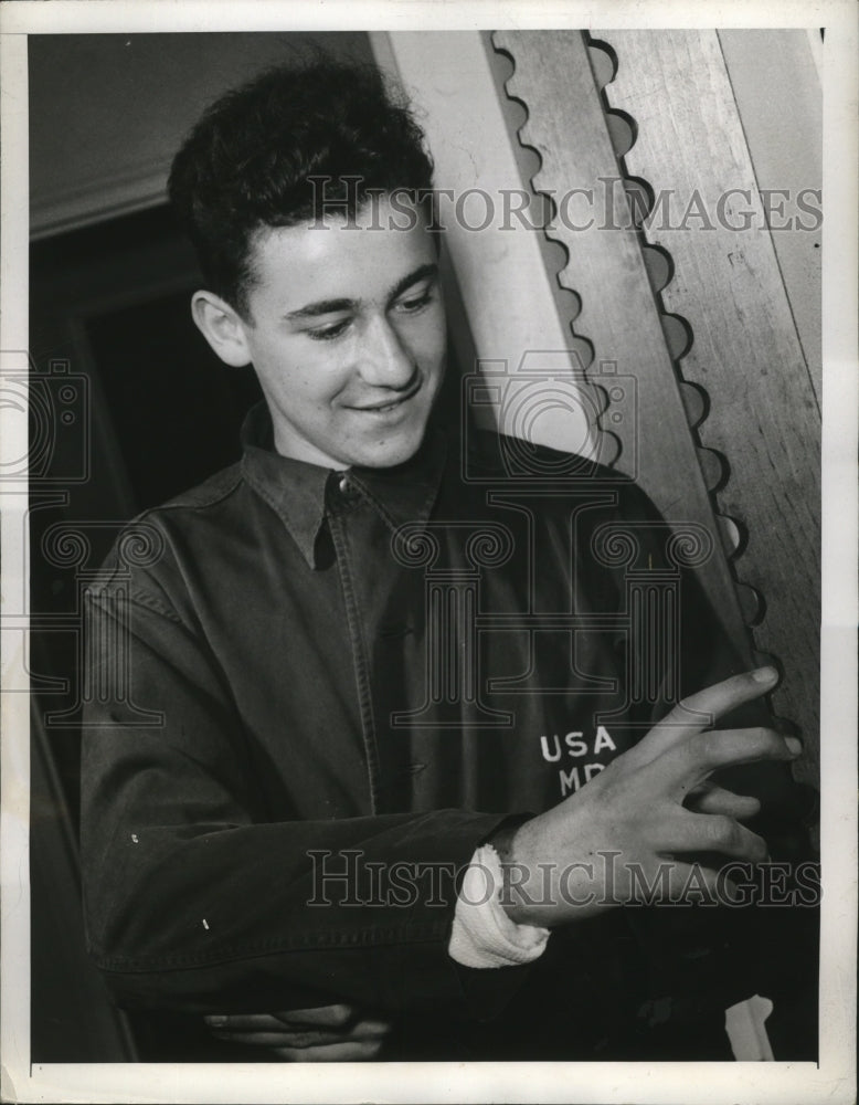 Load image into Gallery viewer, 1943 Press Photo Pvt.Leonard Michaels suffered fractured elbow on weapon carrier
