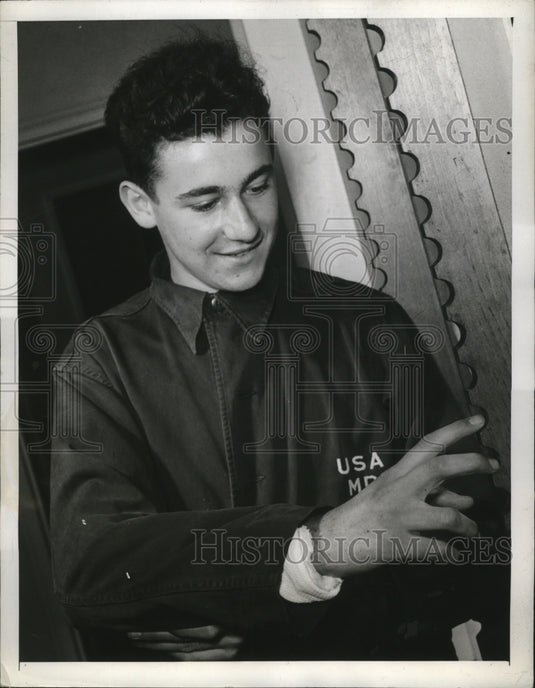 1943 Press Photo Pvt.Leonard Michaels suffered fractured elbow on weapon carrier