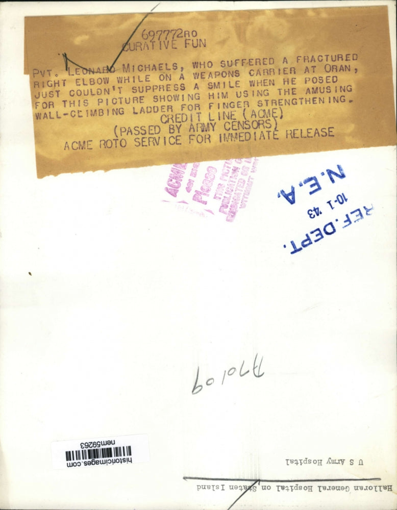 1943 Press Photo Pvt.Leonard Michaels suffered fractured elbow on weapon carrier