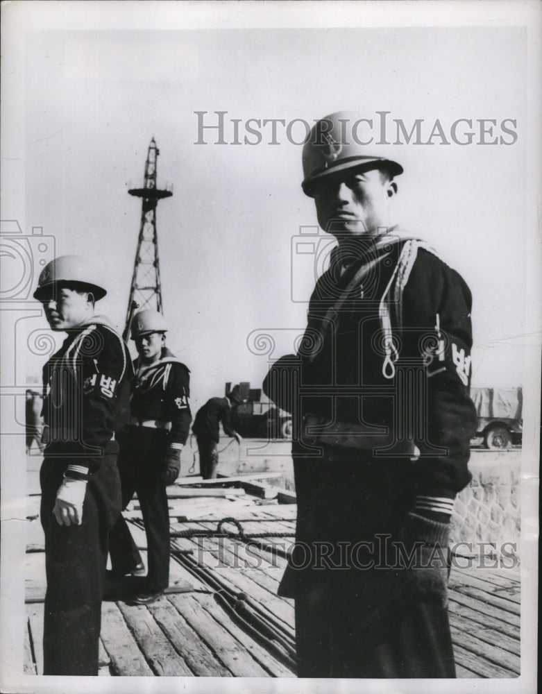 1951 Press Photo Korean Naval Guards maintain order on the Docks at Pusan