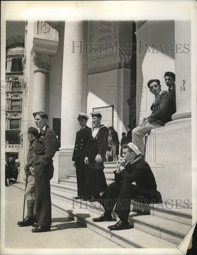 1943 Press Photo United Nations soldiers and sailors enjoy the Algiers's sights