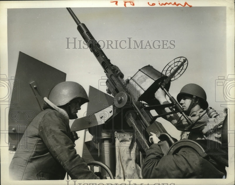 Load image into Gallery viewer, 1942 Press Photo U.S. Atlantic fleet anti-aircraft gunners at their stations
