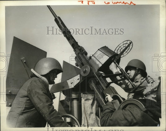 1942 Press Photo U.S. Atlantic fleet anti-aircraft gunners at their stations
