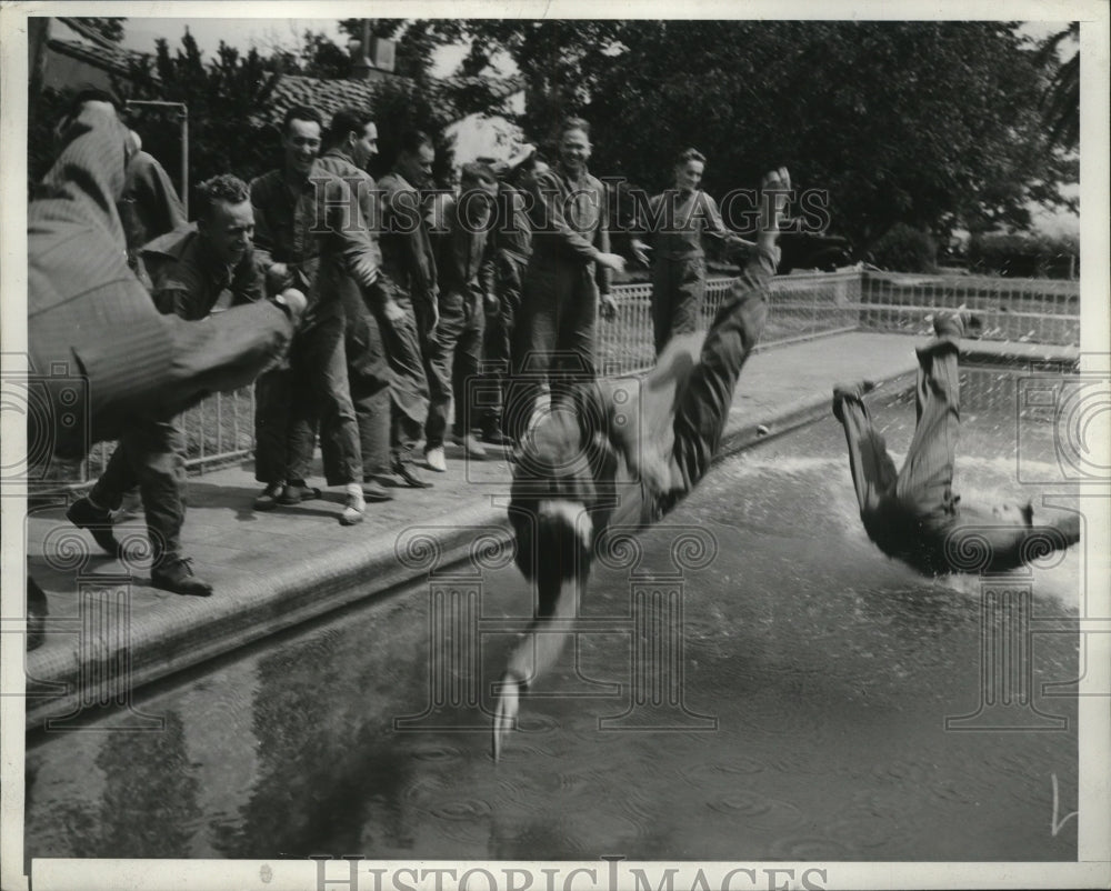 1939 Press Photo U.S. Army air cadets take a dip at the pool before having lunch