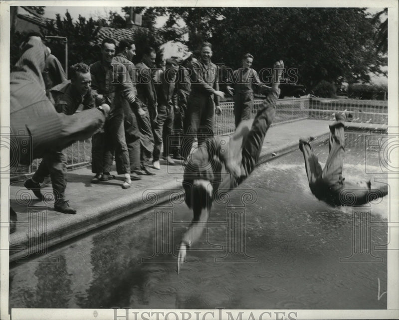 Load image into Gallery viewer, 1939 Press Photo U.S. Army air cadets take a dip at the pool before having lunch
