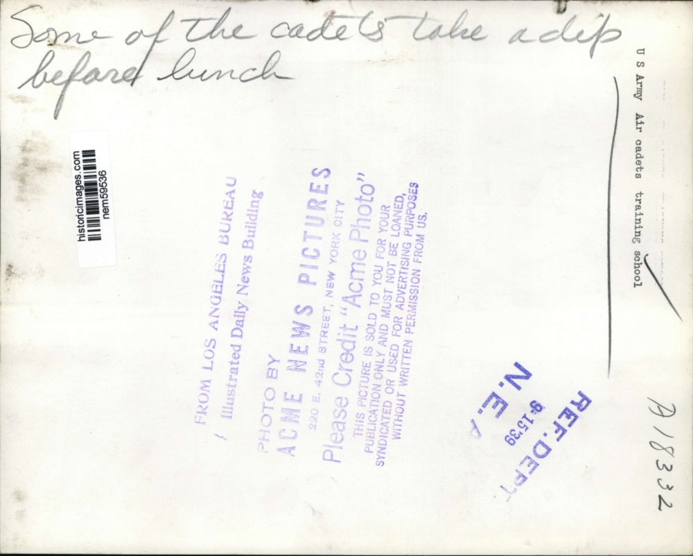 1939 Press Photo U.S. Army air cadets take a dip at the pool before having lunch