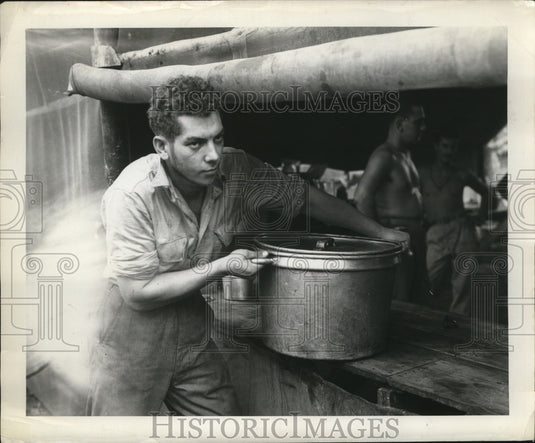 1944 Press Photo Sam Begleiter carries soup pot in medical table-Cape Gloucester