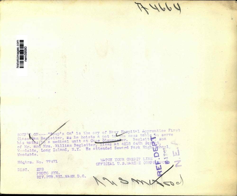 1944 Press Photo Sam Begleiter carries soup pot in medical table-Cape Gloucester