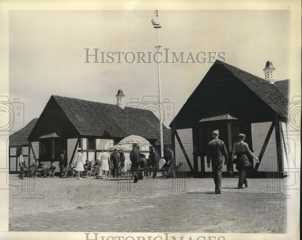 1943 Press Photo Patients rest and relax outside Fort Story Hospital building