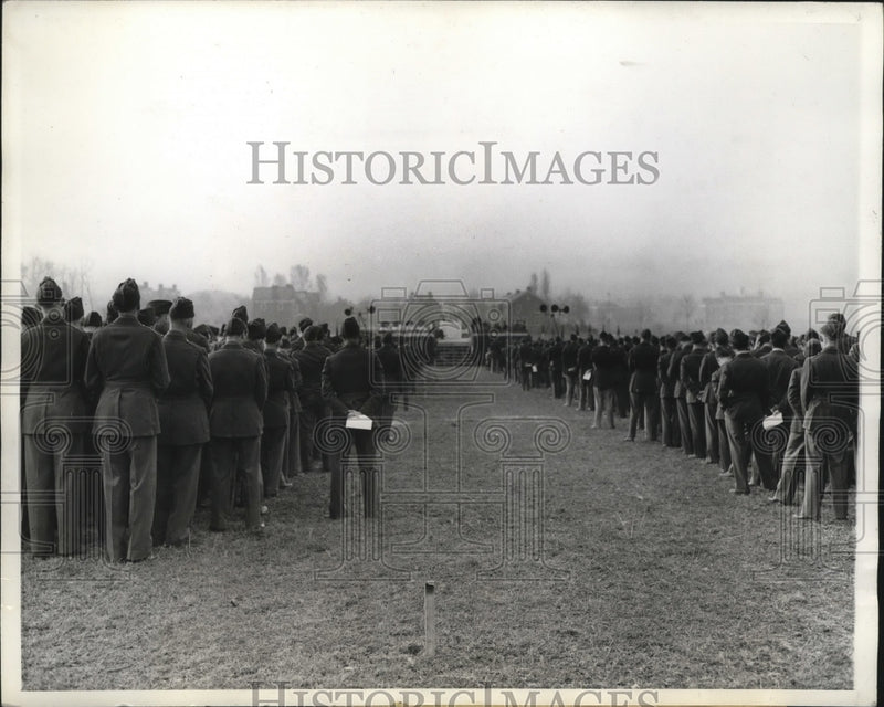Load image into Gallery viewer, 1942 Press Photo Fort Mead Soldiers attend the Easter Sunrise Services

