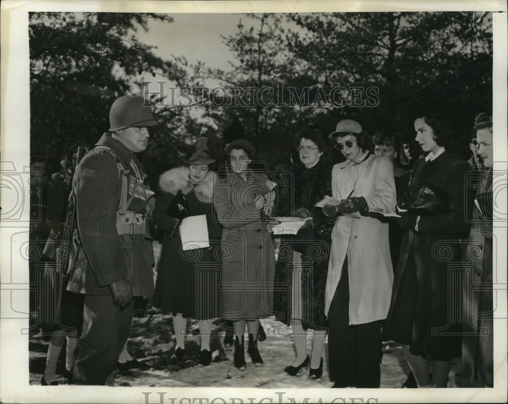1942 Press Photo Press reporters interview a soldier during the Fort Meade tour