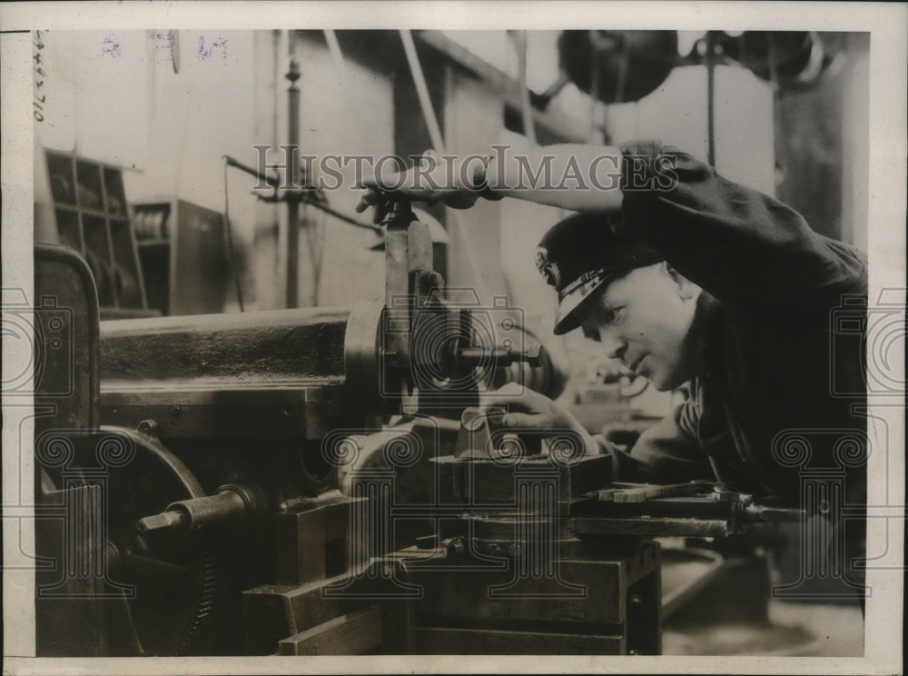 1939 Press Photo Officer works on a machine for British Navy at Vernon Center