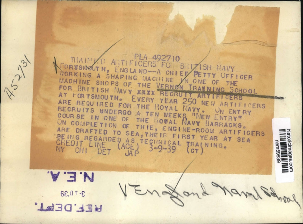 1939 Press Photo Officer works on a machine for British Navy at Vernon Center