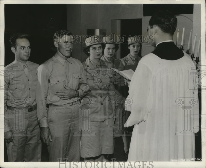 Load image into Gallery viewer, 1943 Press Photo U.S Army Wedding Ceremonies at Randolph Chapel - nem59648
