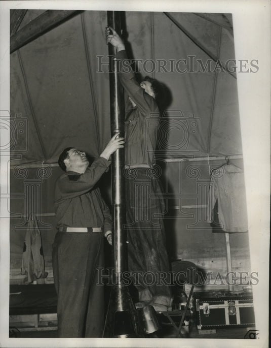 1941 Press Photo Signal Corps men set up pipe for tent stove at Camp Blanding
