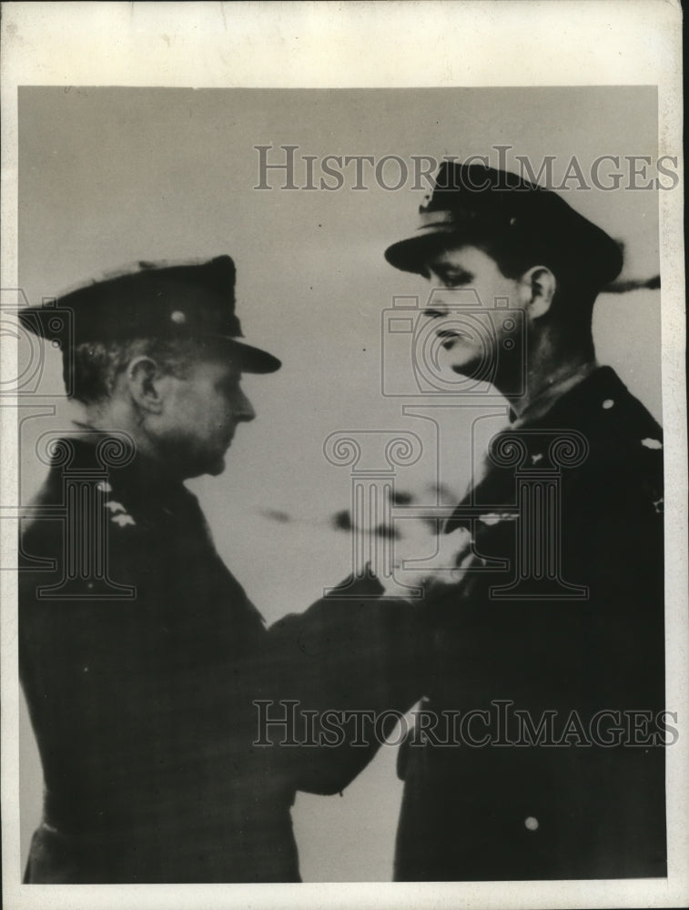 1943 Press Photo Elliot Roosevelt receives Flying Cross from James Doolittle