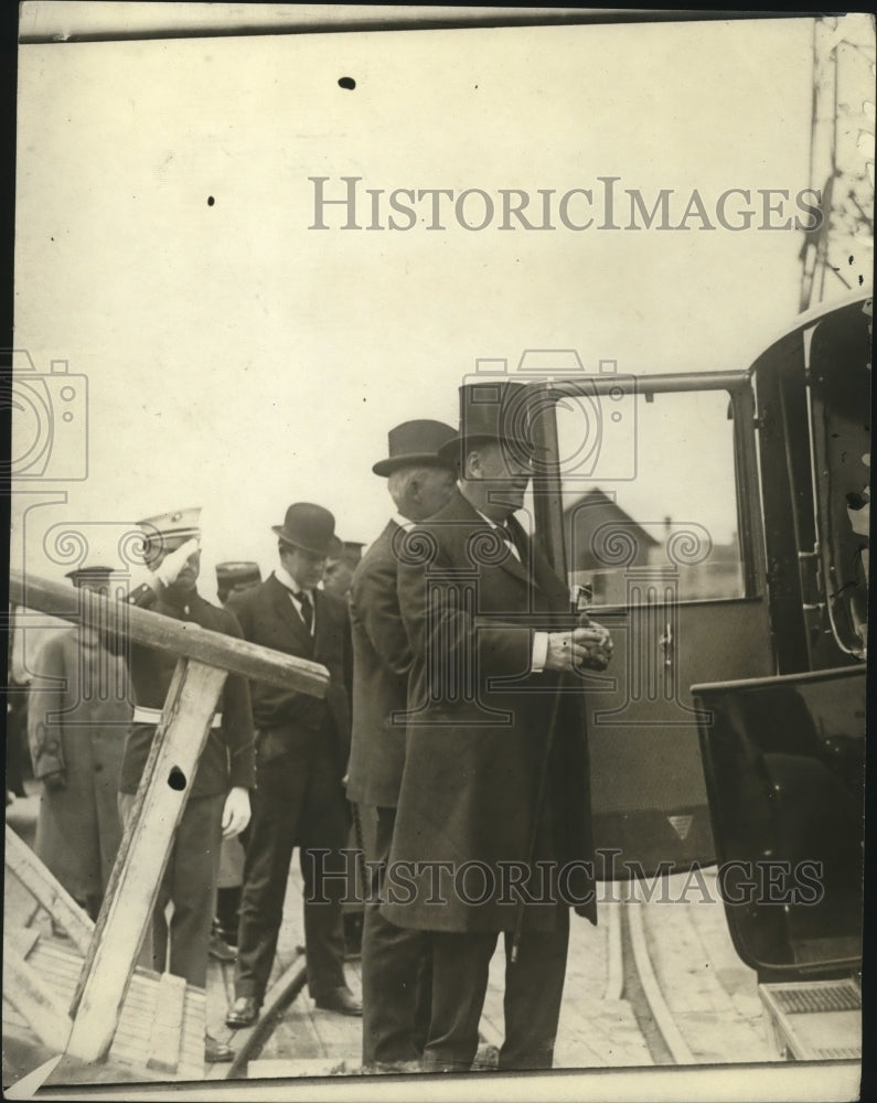 1917 Press Photo Secretary of the Navy Josephus Daniels rides a car - nem59737