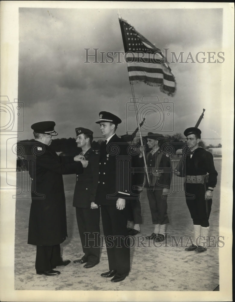 1943 Press Photo Captain Lloyd Petticord receives Decoration for Moroccan Action