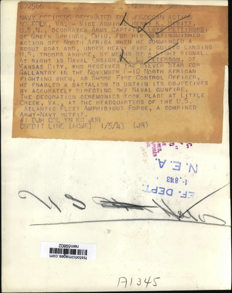 1943 Press Photo Captain Lloyd Petticord receives Decoration for Moroccan Action