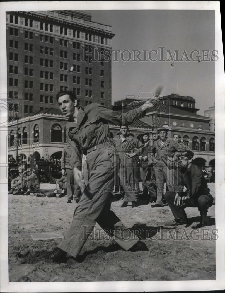 1943 Press Photo Recovering soldiers play softball during Recreational Program