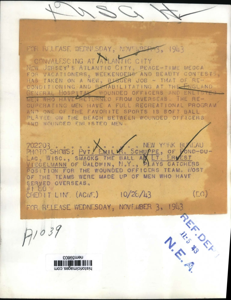 1943 Press Photo Recovering soldiers play softball during Recreational Program