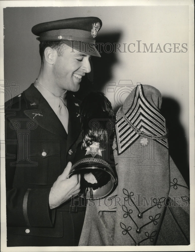 1942 Press Photo Paul Gravel of Valley Forge Military School receives commission